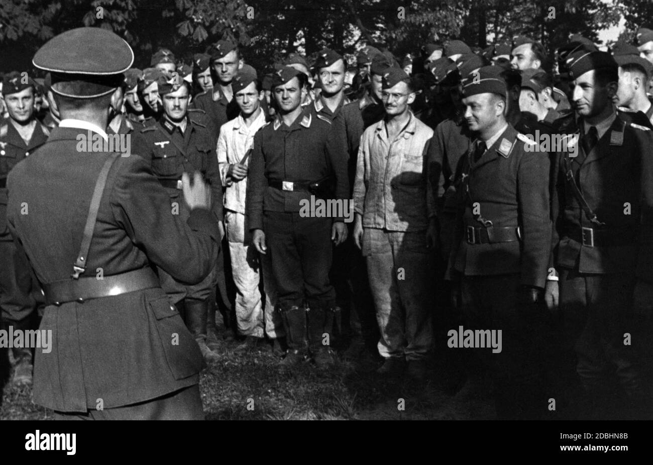 Adolf Hitler vor Soldaten in Polen. Stockfoto