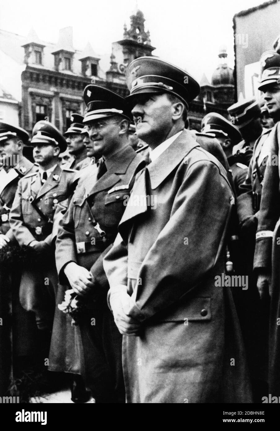 Adolf Hitler während der Annexion des Sudetenlandes an das Deutsche Reich. Neben ihm der Führer der Sudetendeutschen Partei, Konrad Henlein. Erst am 1. Oktober 1938 war die SDP aus dem in der Tschechoslowakei verbotenen DSNAP hervorgegangen. Stockfoto