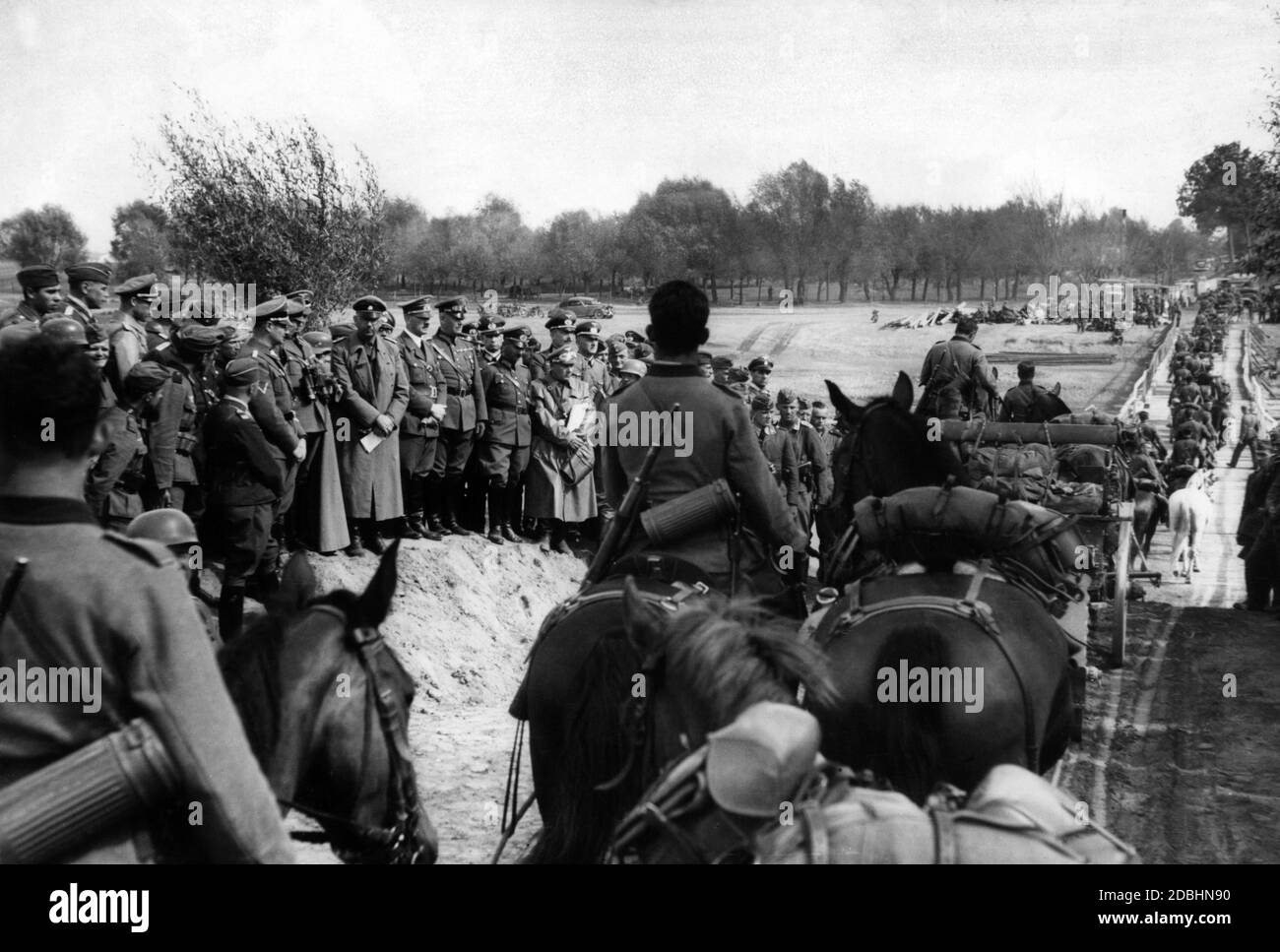 Adolf Hitler, flankiert von Heinrich Himmler und Wilhelm Keitel, beobachtet die Überquerung eines Flusses durch die Wehrmacht. Stockfoto