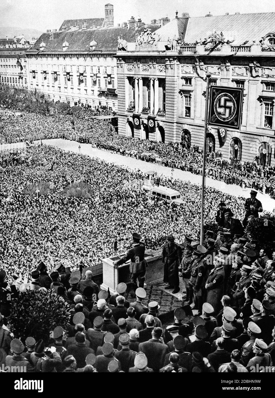 Adolf Hitler, während seiner Rede anlässlich des Anschlusses