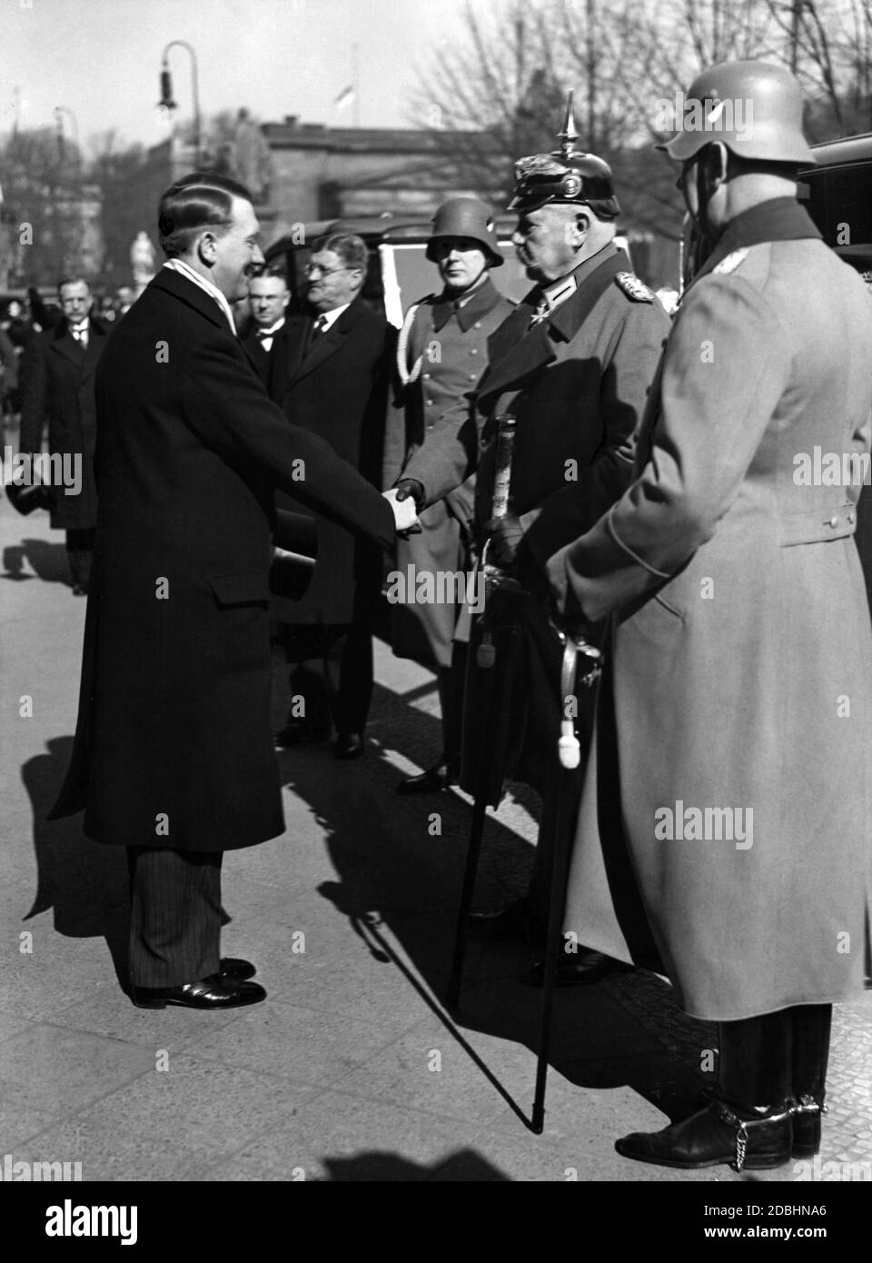 Adolf Hitler verabschiedet sich am Gedenktag von Reichspräsident Paul von Hindenburg. Stockfoto