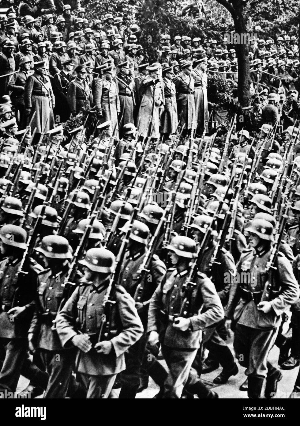 Adolf Hitler grüßt zusammen mit dem Chef der deutschen Generäle Wehrmachtseinheiten, während sie vormarschieren, die Polens Hauptstadt Warschau nahmen und damit den polnischen Feldzug erfolgreich beendeten. Stockfoto