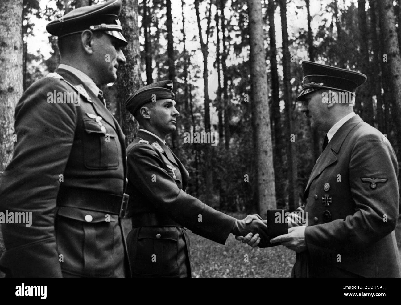 Oberstleutnant Oskar Dinort (Stuka-Geschwader 2) und Major Hans-Günther Storp (II./Kampfgeschwader 76) erhalten von Adolf Hitler die Eichenblätter für das Ritterkreuz. Stockfoto