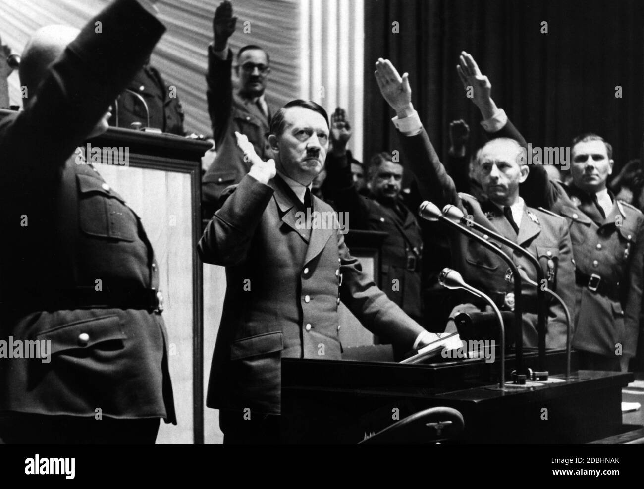 Adolf Hitler, links Hans Heinrich Lammers und rechts Otto Dietrich und Albert Bormann nach Hitlers Rede im Reichstag zur Kriegserklärung an die USA. Stockfoto