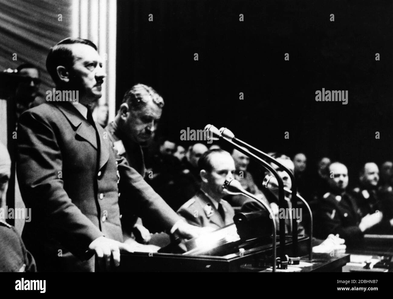 Adolf Hitler am Rednerpult im Reichstag. Er kündigt die Kriegserklärung an die USA an. Stockfoto