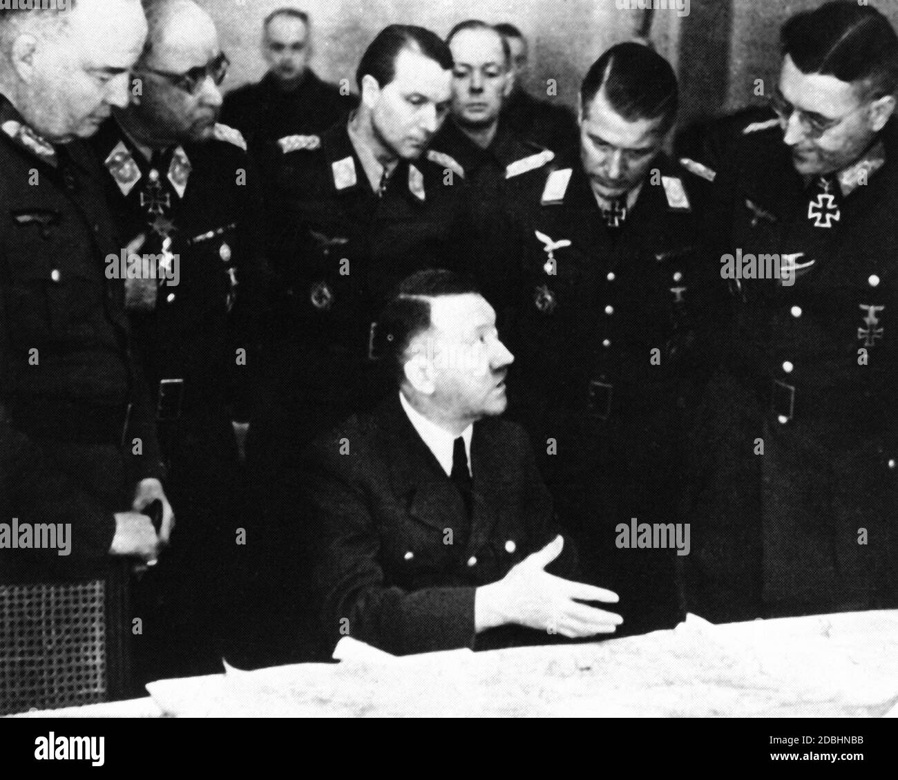 Adolf Hitler im Gespräch mit General Busse. Zweiter von links ist der letzte Oberbefehlshaber der Luftwaffe, Feldmarschall Ritter von Greim. Stockfoto