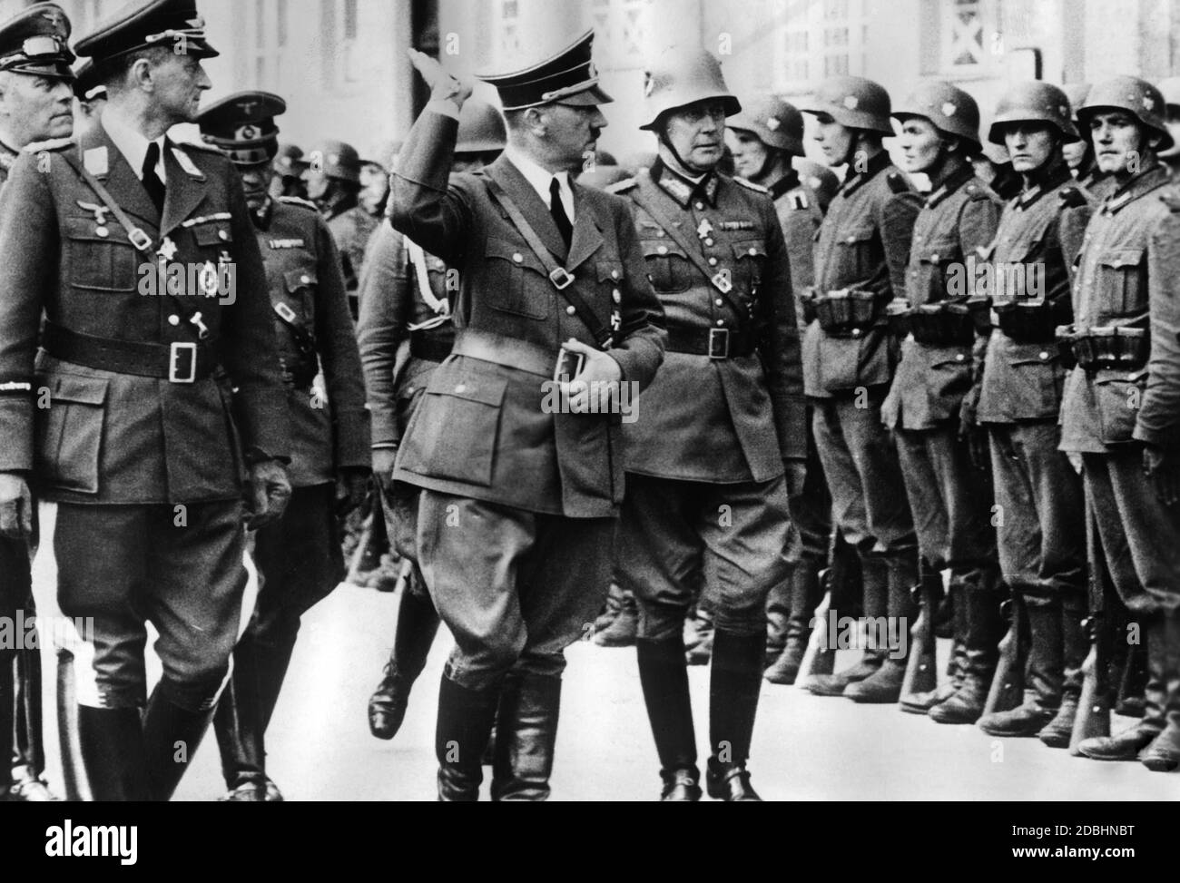 Adolf Hitler inspiziert eine Wehrmachtseinheit, die im Balkan-Feldzug erfolgreich war. Stockfoto