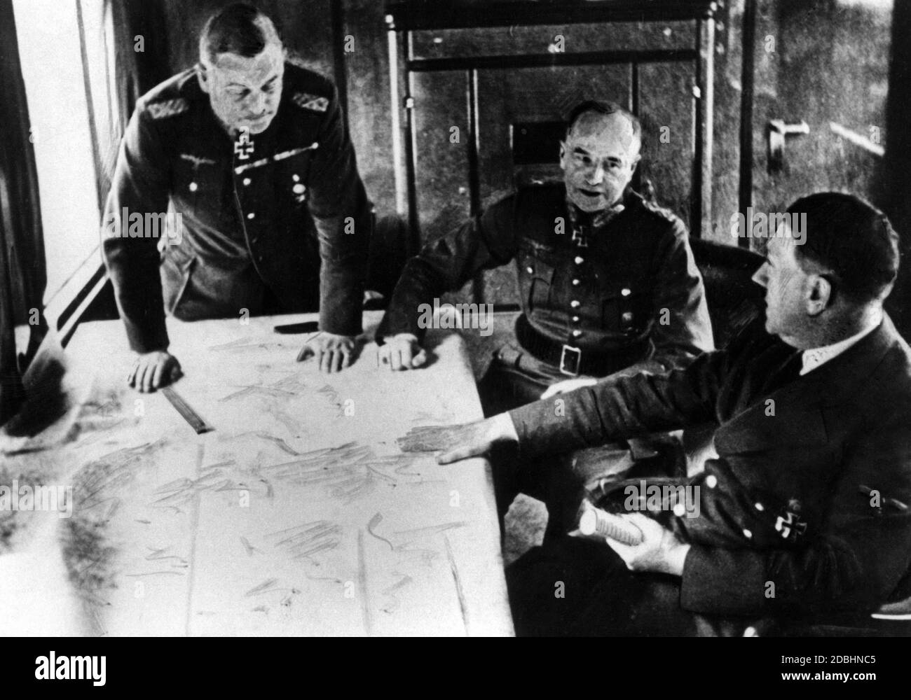 Hitler diskutiert den Balkan-Feldzug mit seinen Generälen. Stockfoto