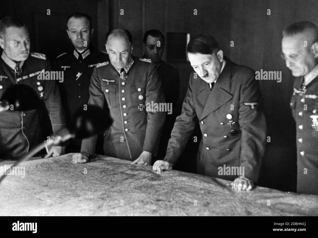 Generalfeldmarschall Keitel (Chef der OKW), Generalfeldmarschall von Brauchitsch (Oberbefehlshaber der Armee) und Generaloberst Halder (Oberbefehlshaber der Armee) mit Adolf Hitler auf der Karte. Stockfoto