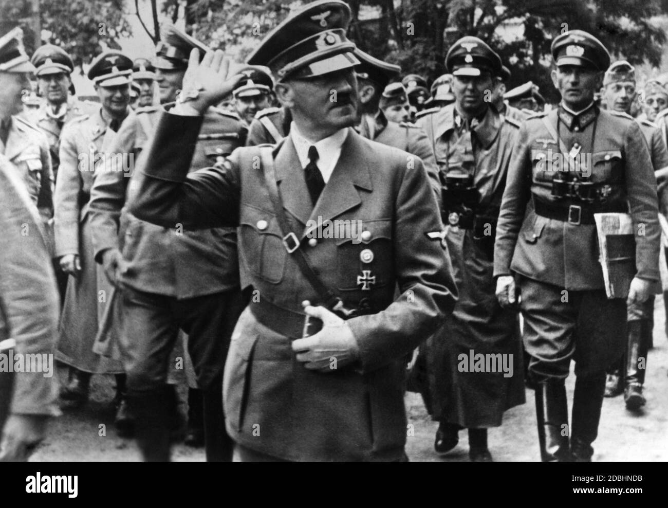 "Adolf Hitler und links hinter ihm Feldmarschall und Chef von OKW Wilhelm Keitel in Frankreich während des Westfeldzugs. Zu dieser Zeit prägte Keitel, der im weiteren Verlauf des Krieges auch "Lakaitel" in Wehrmachtskreisen genannt wurde, den Begriff "der größte Kommandant aller Zeiten". Stockfoto