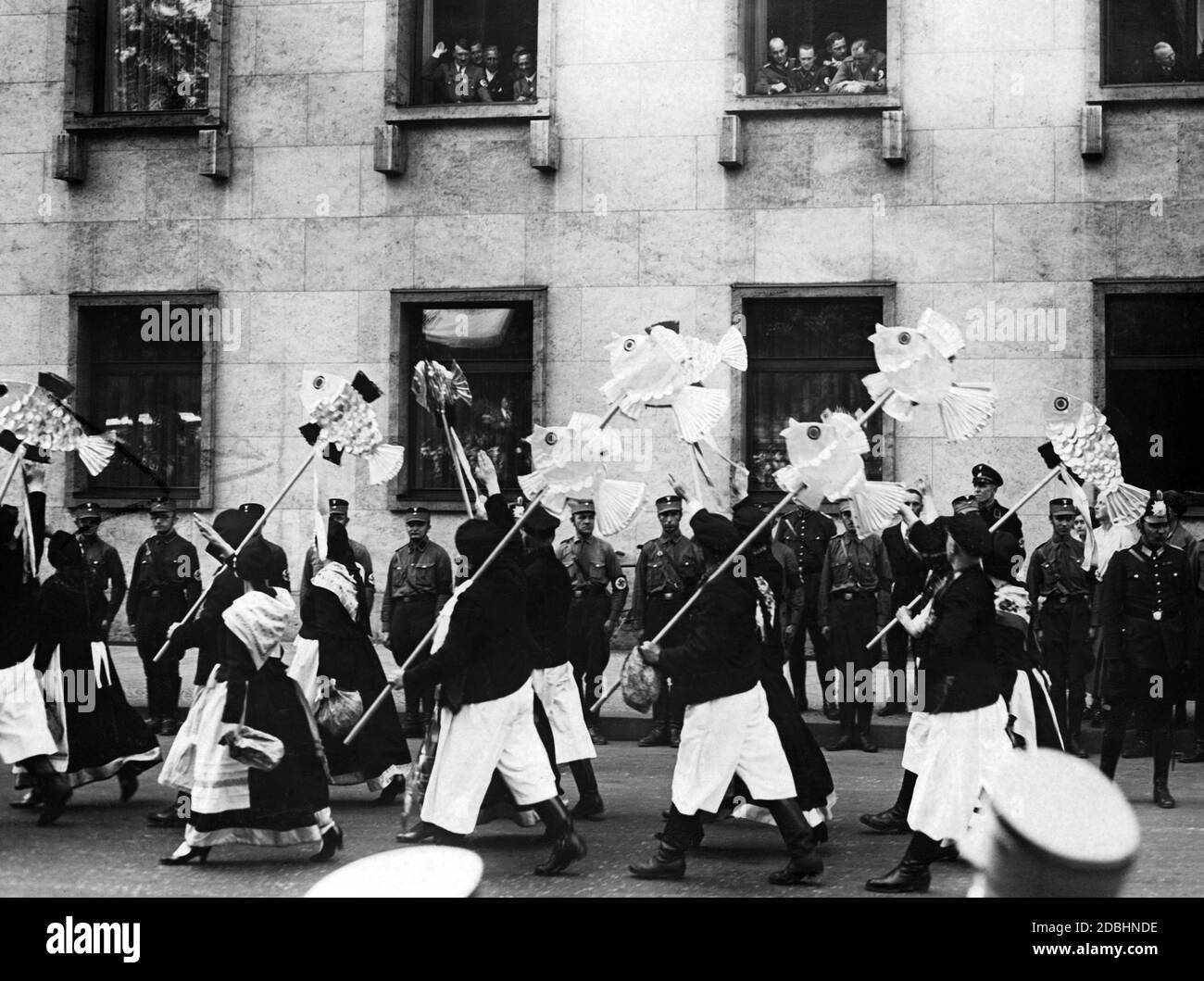 Eine Mayfest-Prozession führt an der Reichskanzlei vorbei. Stockfoto