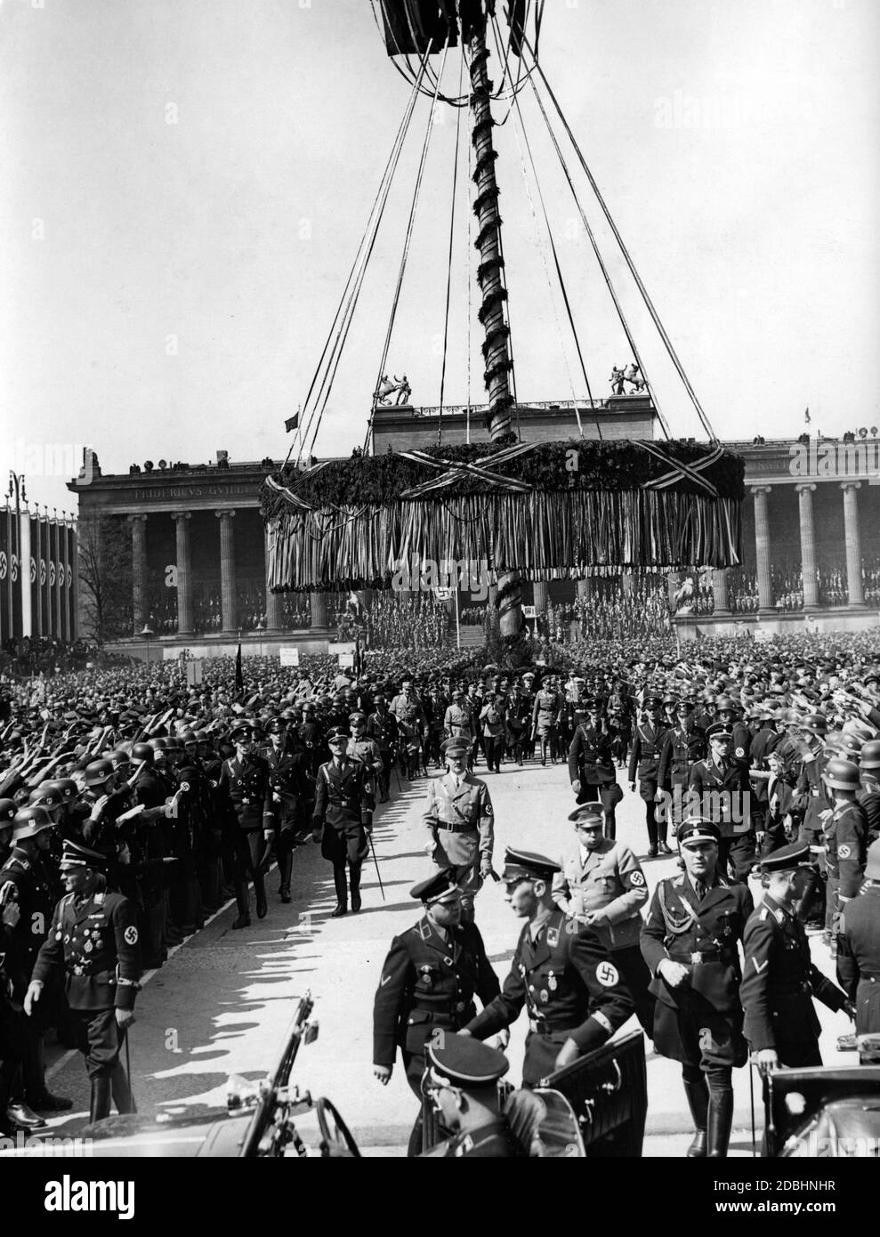 "Adolf Hitler verlässt nach seiner Rede den Berliner Lustgarten. Weiter vorne ist Martin Bormann. Die SS kann an ihrem Armband als Angehörige der Leibstandarte ''Adolf Hitler''' erkannt werden. Auf der linken Seite des Bildes ist ihr Kommandant Sepp Dietrich." Stockfoto