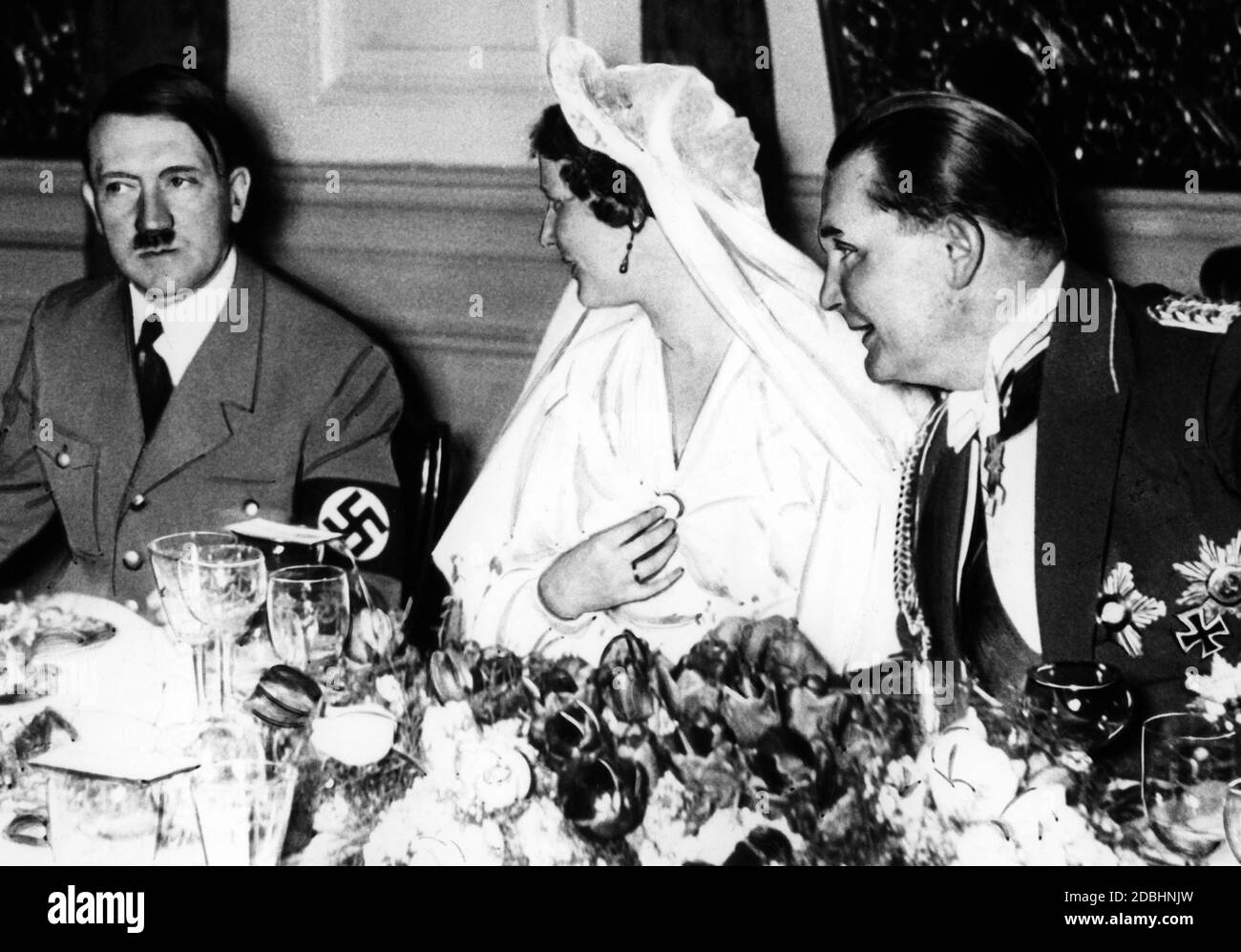 Adolf Hitler als bester Mann bei Goerings zweiter Hochzeit mit Emmy Sonnemann 1935 im Kaiserhof Hotel in Berlin. Stockfoto
