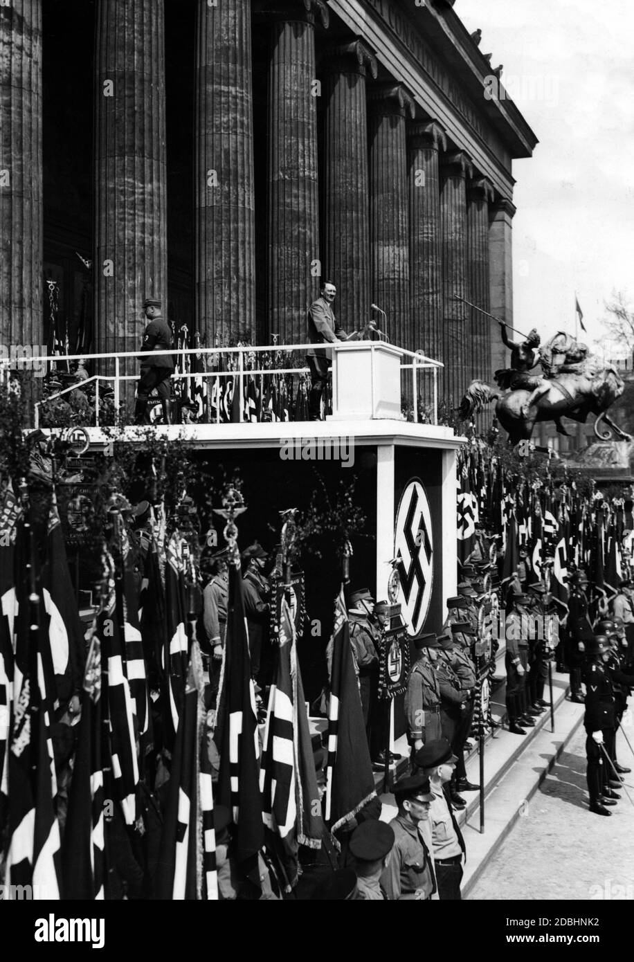 Adolf Hitler spricht von einem Podium anlässlich des Tages der Volksarbeit im Berliner Lustgarten. Stockfoto