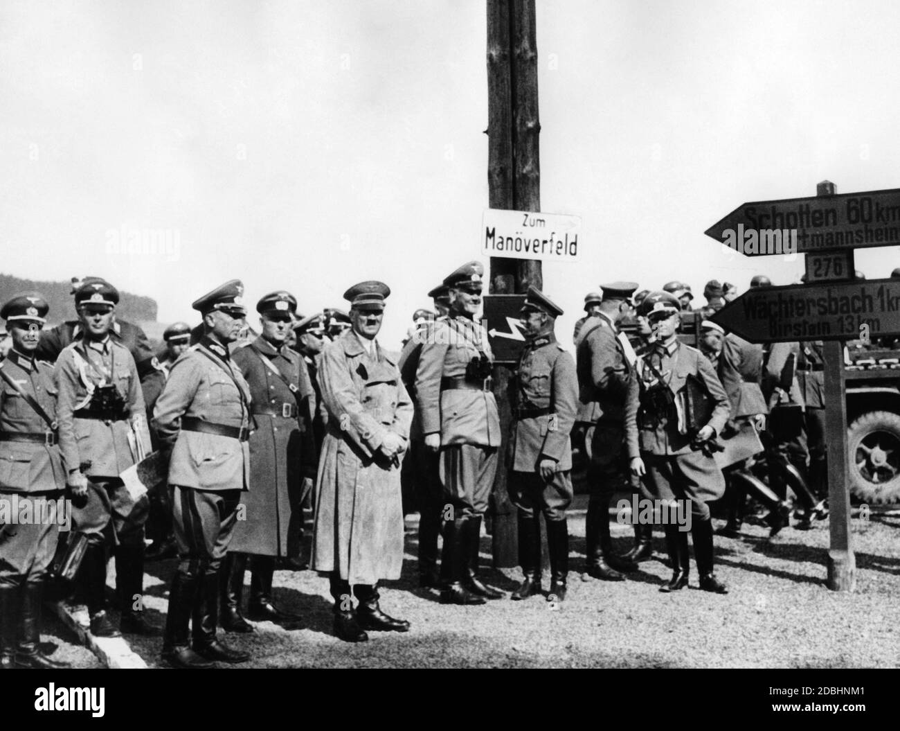 "Hitler und sein Gefolge nehmen an einem Manöver der Wehrmacht in Hessen Teil. Das Bild zeigt Adolf Hitler, links von ihm der Oberbefehlshaber des Heereskommandant Werner von Fritsch und links von Hitlers Reichsminister Werner von Blomberg. Dieser wurde in diesem Jahr zum ersten Feldmarschall der Wehrmacht ernannt. Zwischen Fritsch und Hitler steht Major Hossbach, ein Wehrmachtsadjutant Hitlers, nach dem das "Hossbach-Protokoll" benannt wurde. In diesem Protokoll hat Hossbach Hitlers Ankündigung an die Wehrmachtsführung aufgenommen, er beabsichtige, einen Aggressiven zu führen Stockfoto