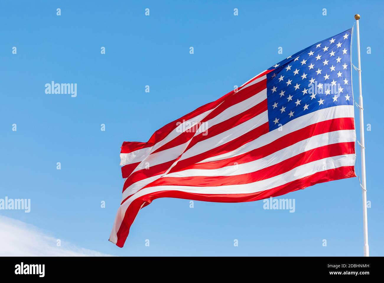 Amerikanische Flagge winkt im Wind, Bewegung der US-Flagge am blauen Himmel, Nationalflagge der Vereinigten Staaten von Amerika. USA Stars und Stripes Stockfoto