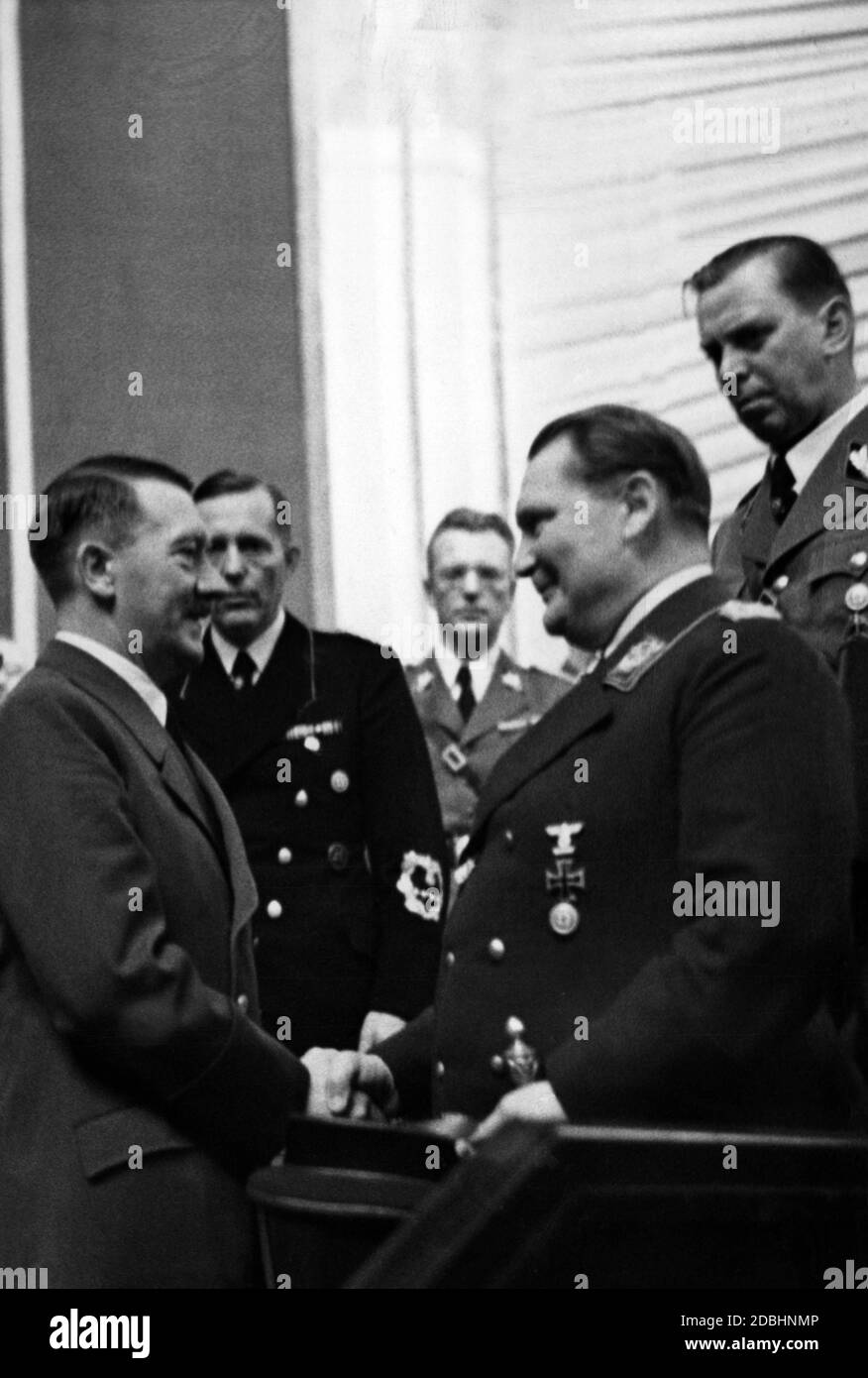 Am Tage der polnischen Kapitulation hielt Hitler eine Rede im Reichstag, zu der er später unter anderem von den hier Gesehenen Hermann Göring, Julius Schaub und Arthur Seys-Inquart gratuliert wurde. Stockfoto