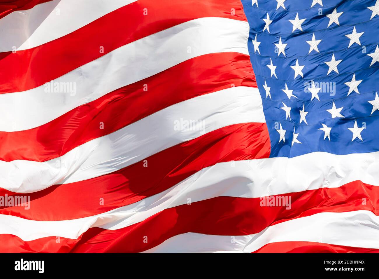 Amerikanische Flagge winkt im Wind, Bewegung der US-Flagge aus nächster Nähe, Nationalflagge der Vereinigten Staaten von Amerika. USA Stars und Stripes Stockfoto