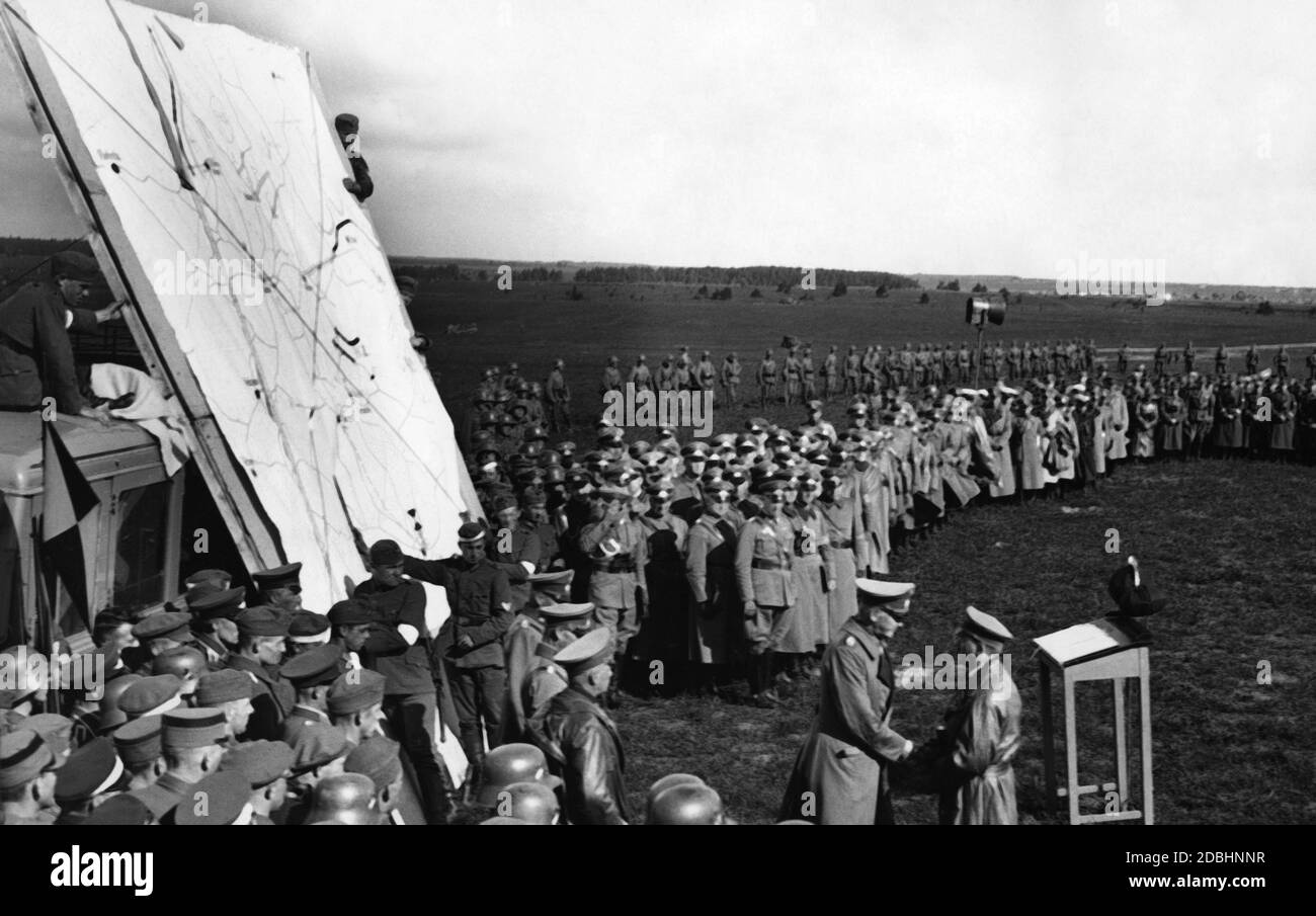 Adolf Hitler wird von Reichskriegsminister Werner von Blomberg begrüßt, als er im Jahr der Wiedereinführung der Wehrpflicht an einem Wehrmachtsmanöver teilnimmt. Stockfoto