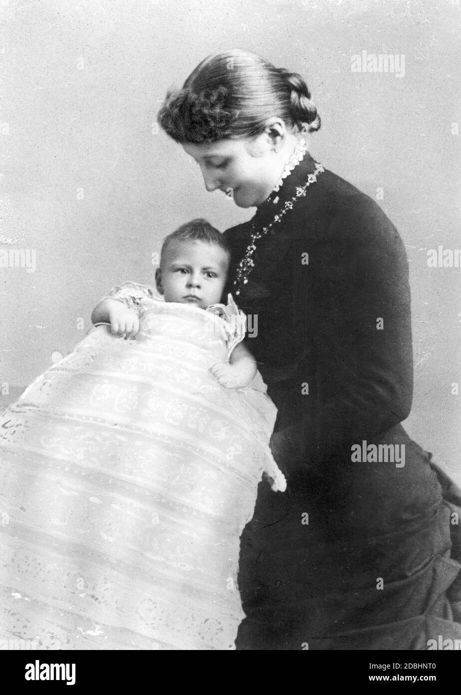 Das Porträt zeigt Kaiserin Augusta Victoria mit ihrem Sohn Kronprinz Wilhelm von Preußen. Undatierte Aufnahme, aufgenommen um 1884. Stockfoto