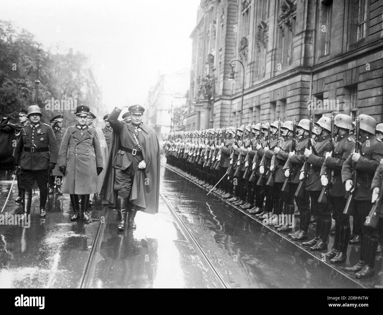 Hermann Göring inspiziert Polizeiformationen in Berlin. Stockfoto