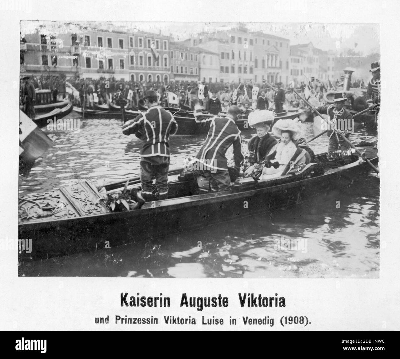 Kaiserin Augusta Victoria (im Boot links) fährt mit ihrer Tochter Prinzessin Victoria Louise von Preußen (rechts) in einer Gondel durch Venedig. Anlass war ein Staatsbesuch Wilhelms II. In Italien. Stockfoto