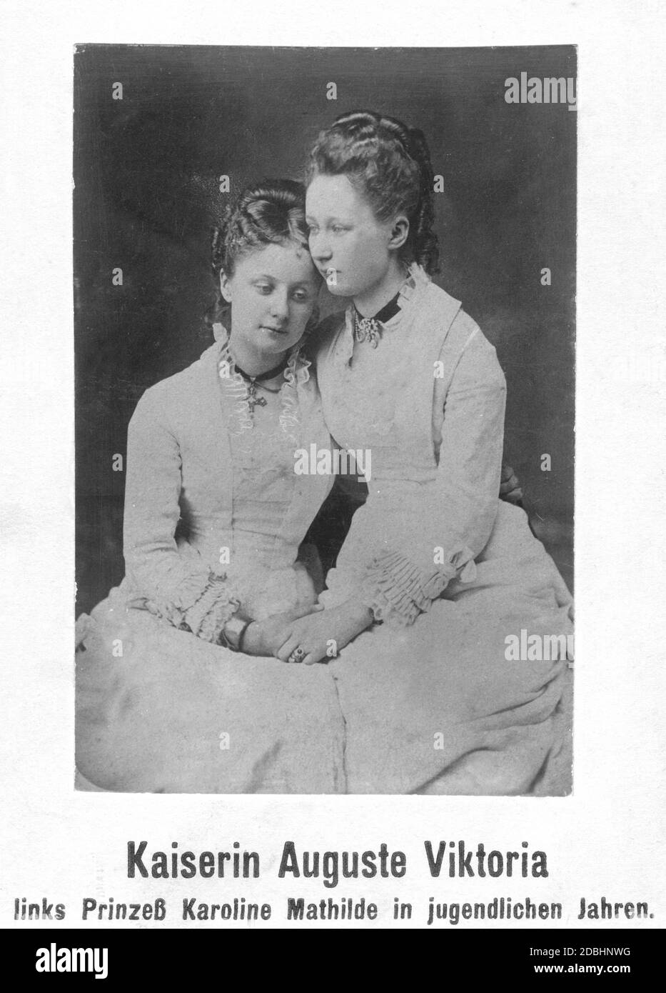 Das Porträt zeigt die Schwestern und Prinzessinnen Caroline Mathilde (links) und Augusta Victoria von Schleswig-Holstein-Sonderburg-Augustenburg (rechts, spätere Kaiserin von Deutschland). Undatierte Aufnahme, aufgenommen um 1875. Stockfoto