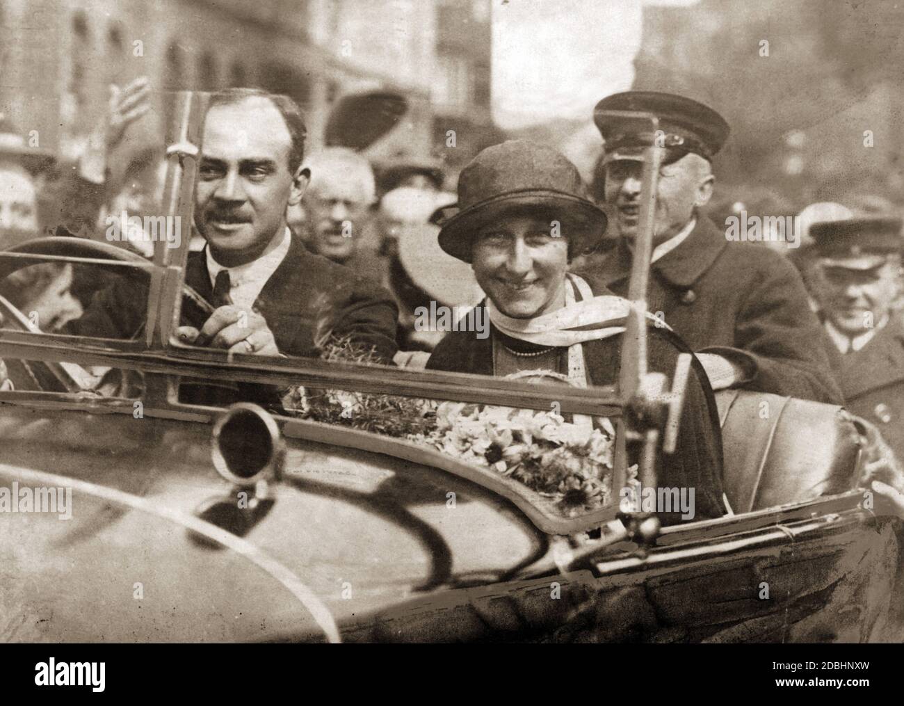 Herzog Ernst August III. Von Braunschweig und Herzogin Victoria Louise (geb. Preußen) fahren im Auto und werden von einer Menschenmenge begrüßt. Foto aus dem Jahr 1924. Stockfoto