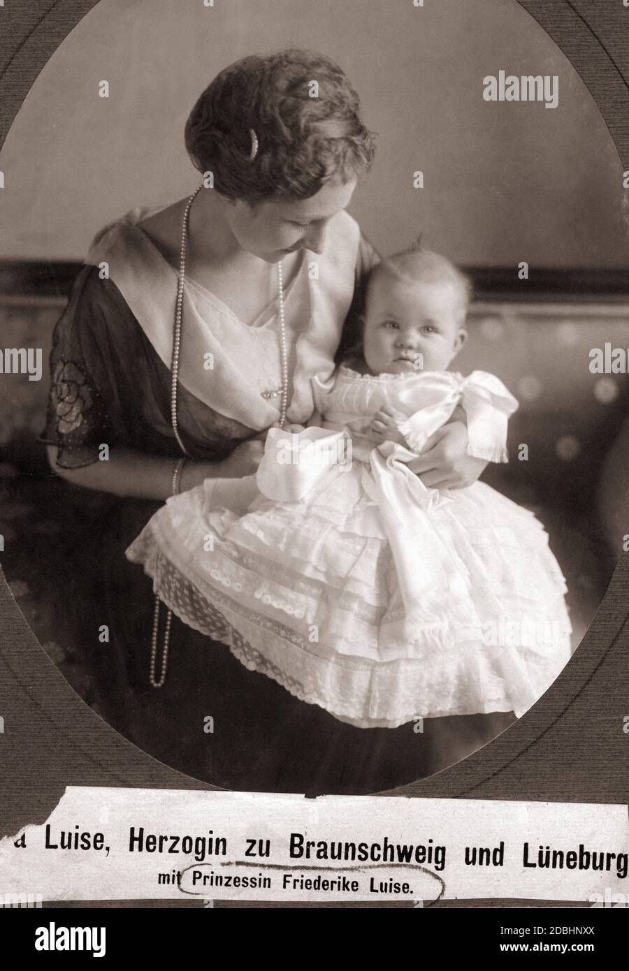 Das Porträt zeigt Herzogin Viktoria zu Braunschweig-Lüneburg (geb. aus Preußen) mit ihrer Tochter Prinzessin Friederike Luise von Hannover (spätere Königin von Griechenland). Undatierte Aufnahme, aufgenommen um 1917. Stockfoto