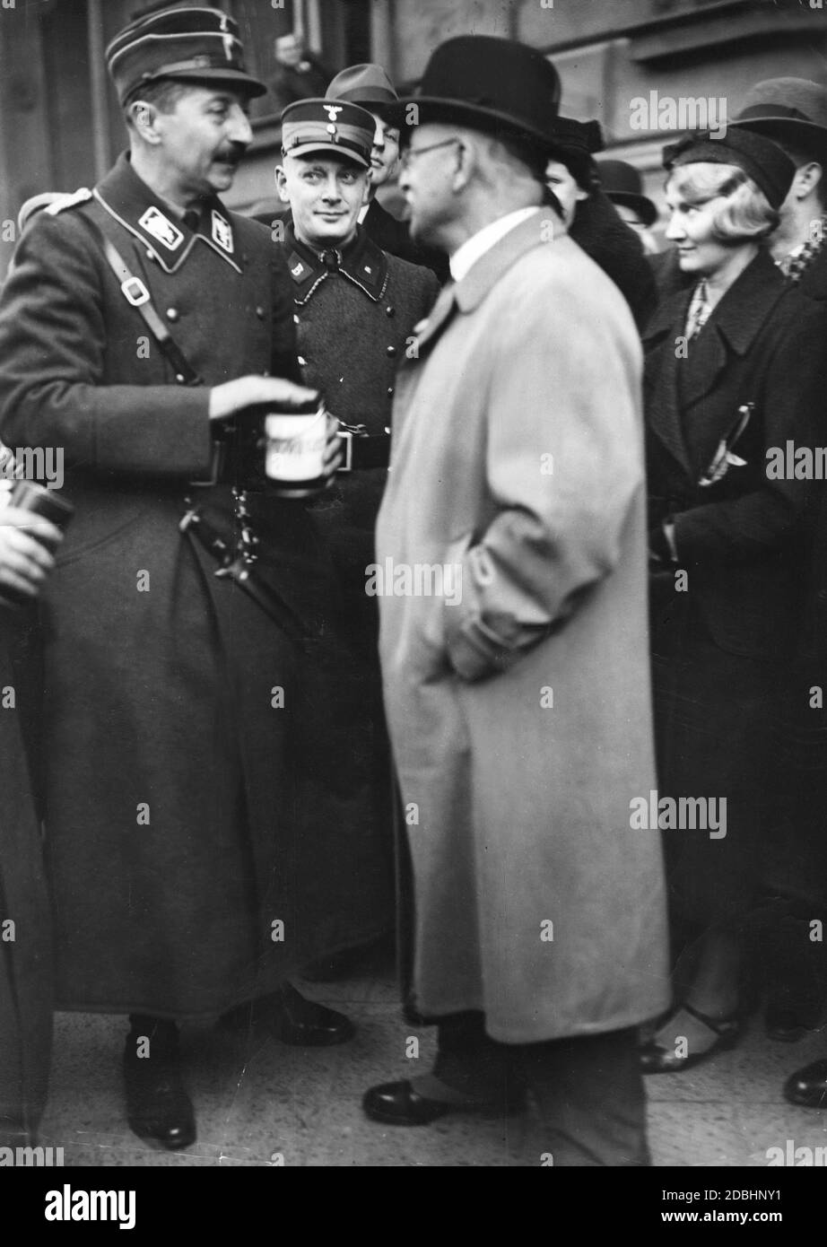 'Prinz August Wilhelm von Preußen, Gruppenleiter der SA (in Uniform mit Abzeichen), sammelt Spenden für das Winterhilfswerk in Berlin.' Stockfoto