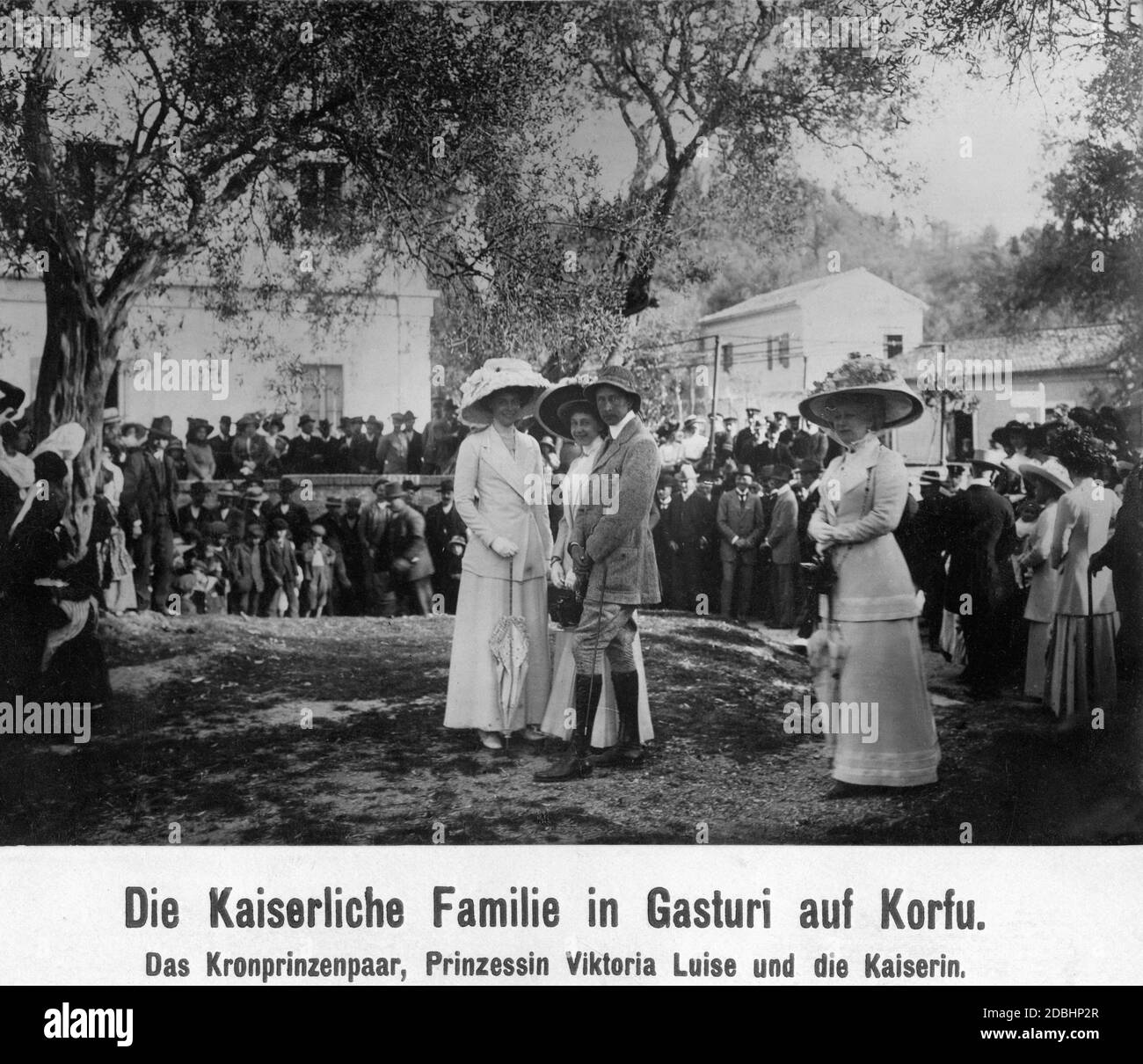 Ein Teil der kaiserlichen Familie besucht Gastouri auf Korfu. Von links nach rechts: Prinzessin Viktoria Louise von Preußen, Kronprinzessin Cecilie von Preußen (geboren in Mecklenburg), Kronprinz Wilhelm von Preußen und Kaiserin Augusta Victoria (geboren in Schleswig-Holstein-Sonderburg-Augustenburg). Die prominenten Gäste sind von einer Menschenmenge umgeben. In der Nähe von Gastouri befindet sich der Achilleion-Palast, der für Kaiserin Elisabeth (Sisi) erbaut und 1907 von Kaiser Wilhelm II. Gekauft wurde. Stockfoto