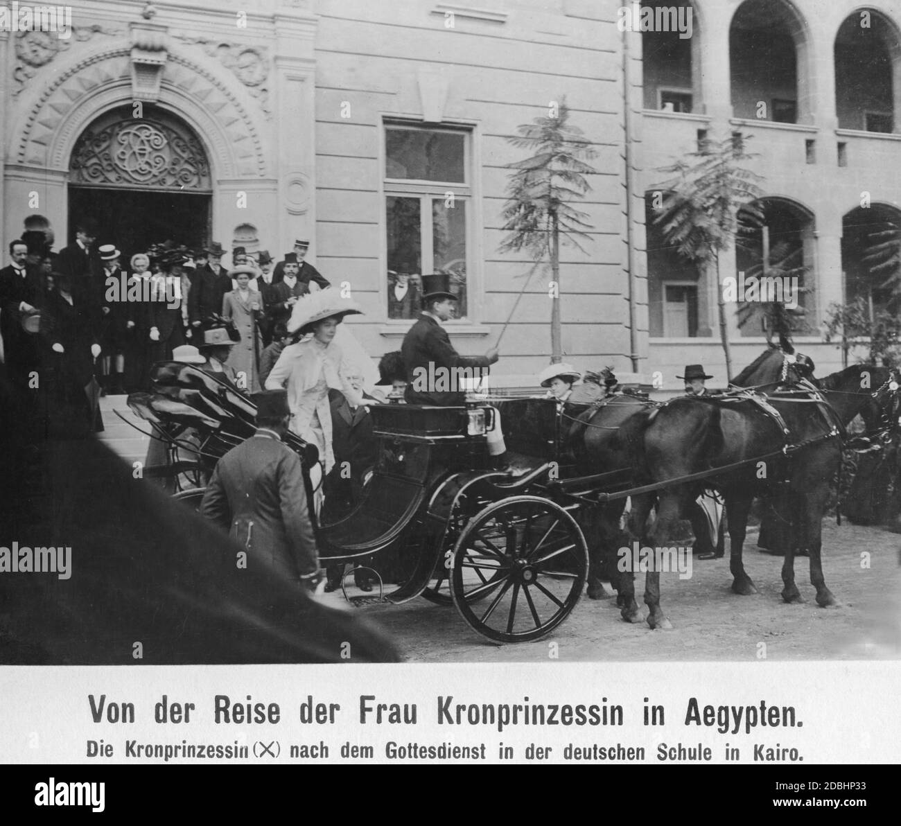 Kronprinzessin Cecilie von Preußen (geboren in Mecklenburg, Mitte, helle Kleidung) verlässt nach einem Gottesdienst die deutsche Schule in Kairo und steigt in eine Kutsche ein. 1911 machte sie eine Reise dorthin. Stockfoto