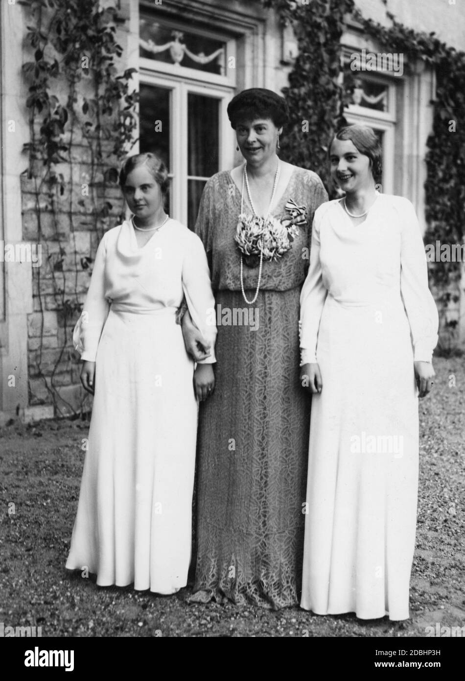 Von links nach rechts: Alexandrine von Preußen, Kronprinzessin Cecilie von Mecklenburg und Cecilie von Preußen. Die Bestätigung der beiden Töchter von Kronprinzessin Cecilie fand am 22. Oktober 1934 auf Schloss Cecilienhof in Potsdam statt. Stockfoto