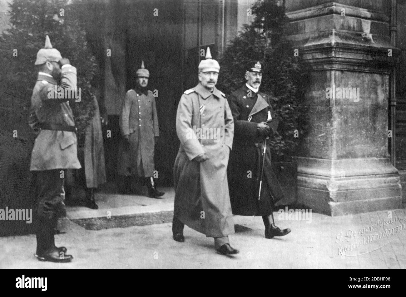 "Kaiser Wilhelm II. (Mitte) empfängt seinen Bruder, Großadmiral Prinz Heinrich von Preußen (rechts) im "Grossen Hauptquartier seiner Majestaet des Kaisers und Koenigs" (1915). Damals befand sie sich in Charleville, Frankreich. Foto des Potsdamer Hoffotografen G. Berger.' Stockfoto