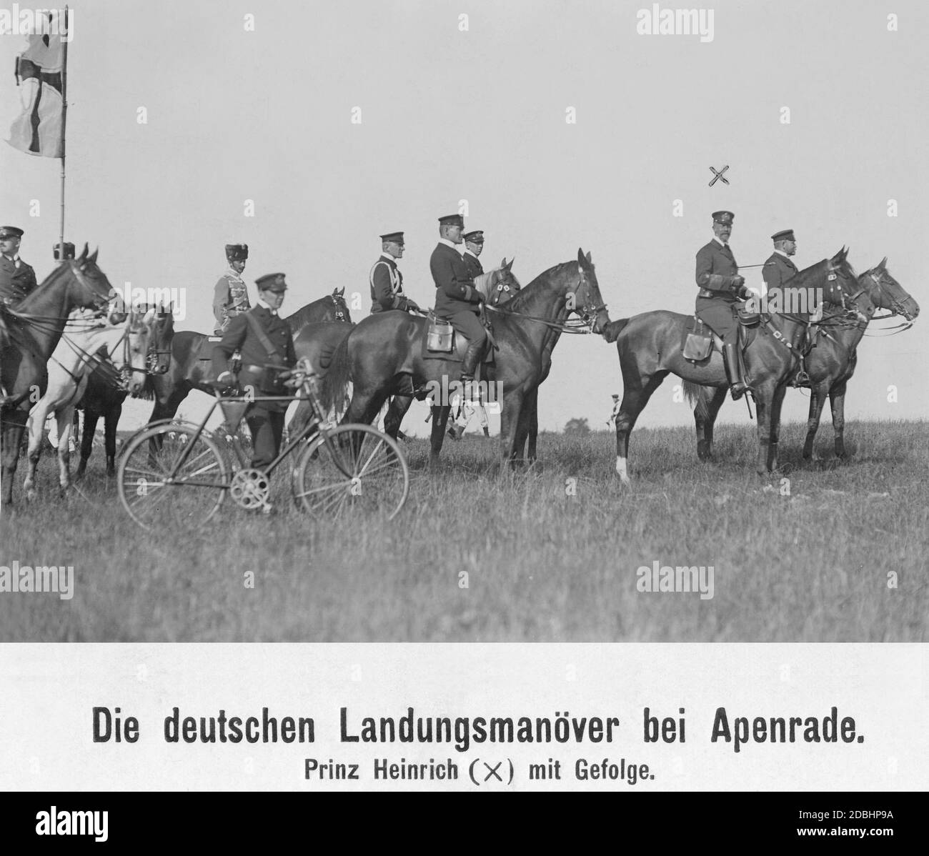 Prinz Heinrich von Preußen (2. V.l.) beobachtet das Landemanöver der kaiserlichen Marine in Apenrade (heute Aabenraa in Dänemark) im Jahr 1907. Zu dieser Zeit war er Admiral. In seiner Umgebung befinden sich mehrere Kapitäne und ein Totenkopf Husar (im Hintergrund links). Im Vordergrund ist ein Fahrradkurier. Stockfoto