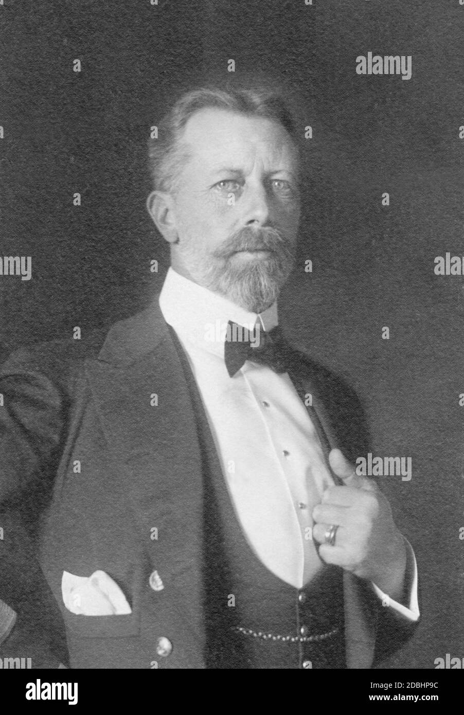 Das Porträt zeigt Prinz Heinrich von Preußen im Abendgarderobe 1909. Stockfoto