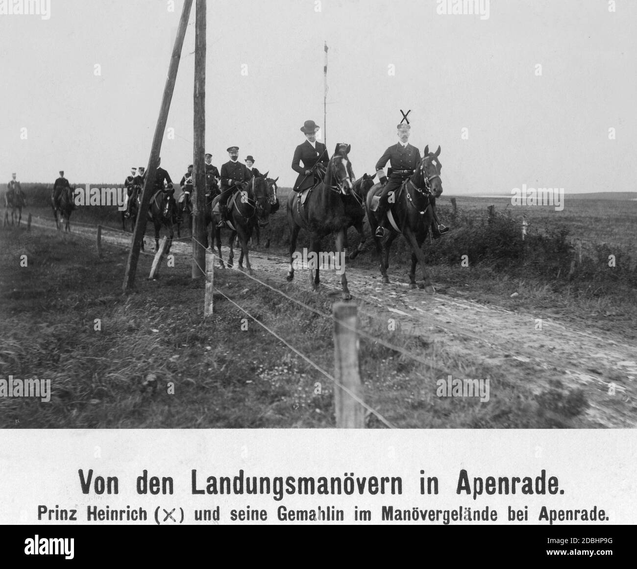 Admiral Prinz Heinrich von Preußen (vorne rechts) fährt zusammen mit seiner Frau Irene von Preußen (rechts, geb. Hessen-Darmstadt) und seiner Offiziersgruppe in den Manöverbereich. Die kaiserliche Marine hielt 1909 ein Landemanöver in der Nähe von Apenrade (heute Aabenraa in Dänemark) ab. Stockfoto