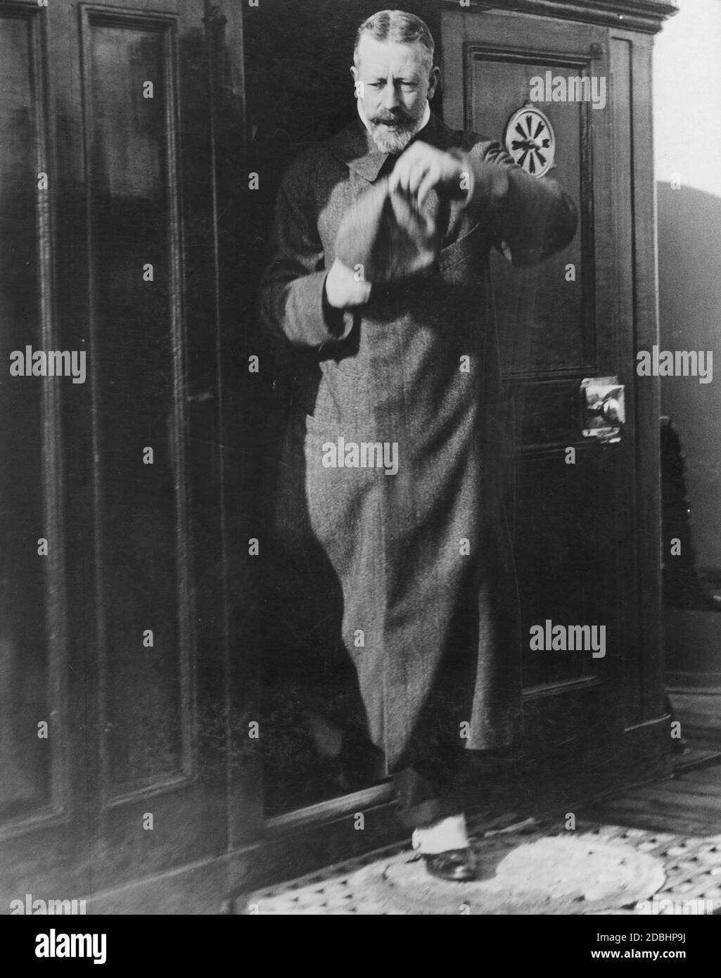 Das Bild zeigt Prinz Heinrich von Preußen an Bord der englischen königlichen Yacht im Jahr 1910, der das englische Königspaar mit seiner Frau besucht. Stockfoto