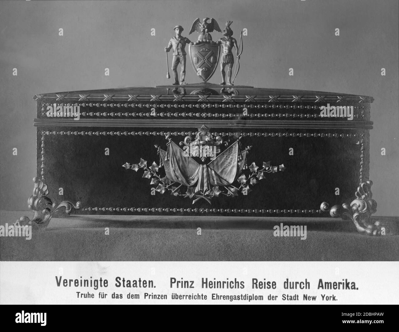Das Foto zeigt eine reich verzierte Schachtel, in der die Ehrengasturkunde der Stadt New York dem Prinzen Heinrich von Preußen überreicht wurde. Undatierte Aufnahme. Stockfoto