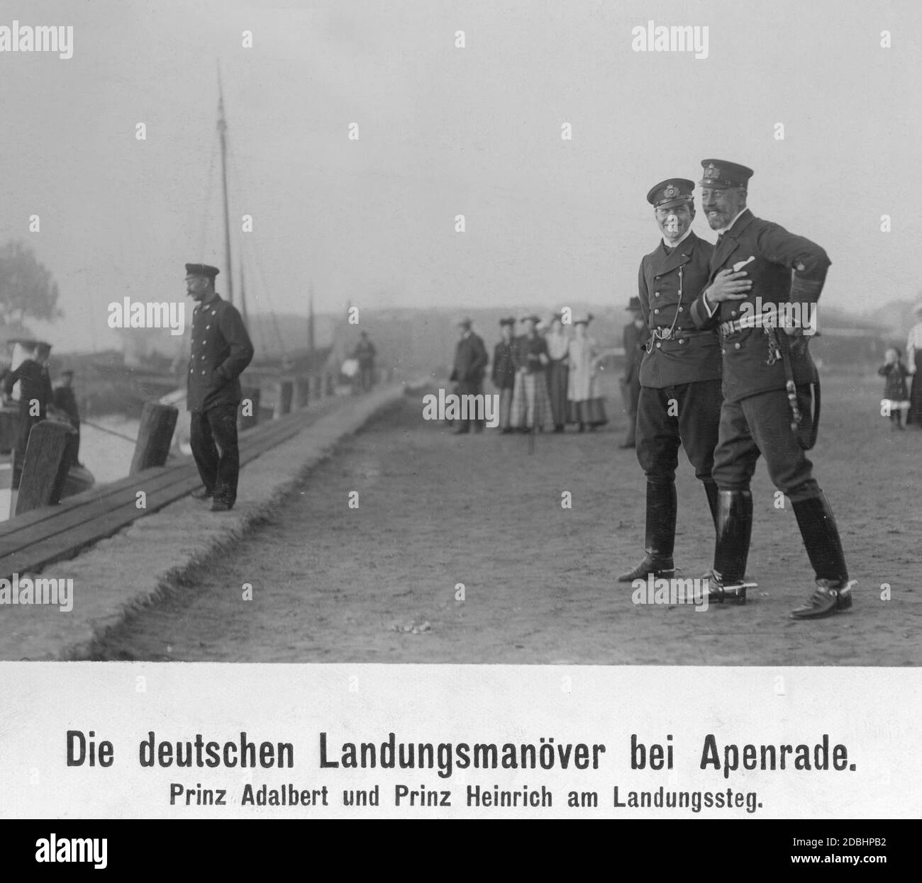 Admiral Prinz Heinrich von Preußen (ganz rechts) und Prinz Adalbert von Preußen (2. Von rechts) beobachten gemeinsam die Landemanöver der kaiserlichen Marine in Apenrade (heute Aabenraa in Dänemark) im Jahr 1907. Stockfoto