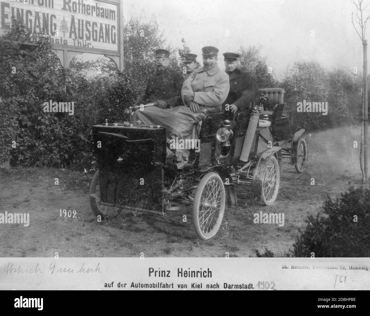 1902 fuhr Prinz Heinrich von Preußen (1. V.l.) von Kiel nach Darmstadt in  einem Auto, das