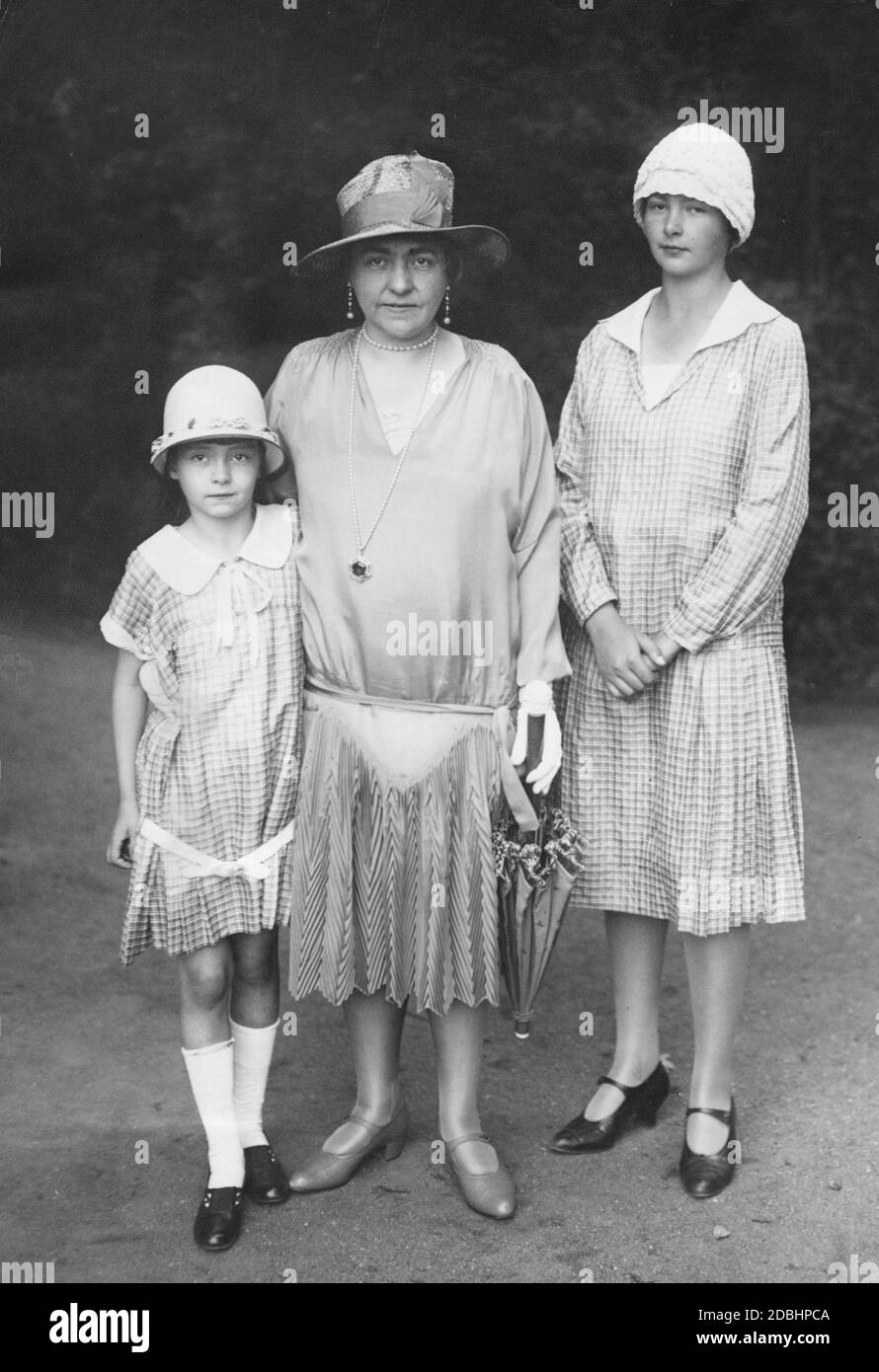 Von links nach rechts: Fürstin Henriette von Schoenaich-Carolath, Hermine Reuss Elder Line (zweite Ehefrau von Wilhelm II.) und Fürstin Hermine Karoline von Schoenaich-Carolath machten 1927 in Bad Kissingen eine Kur. Hier sind sie auf einem Spaziergang durch Bad Kissingen. Stockfoto