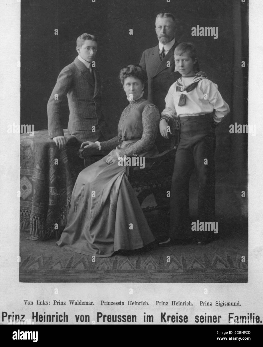 Von links nach rechts: Prinz Waldemar, Irene von Preußen (geb. Hessen-Darmstadt), Prinz Heinrich von Preußen und Prinz Sigismund. Das Bild wurde um 1905 in Darmstadt aufgenommen. Stockfoto