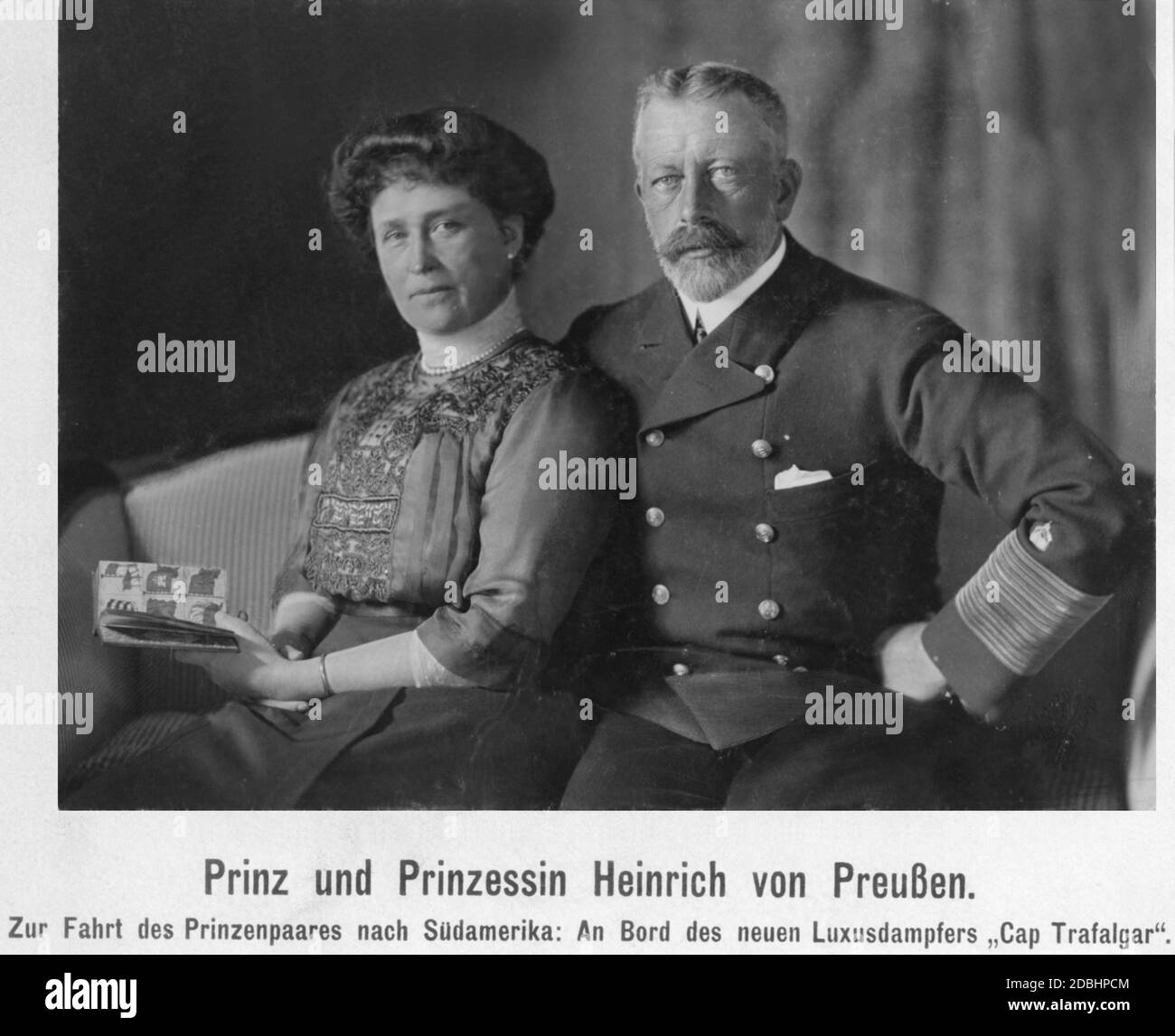 Prinzessin Irene von Preußen (geb. Hessen-Darmstadt) und Prinz Heinrich von Preußen (in der Uniform eines Großadmiral) sind an Bord des Luxusliners SMS Cap Trafalgar. Anfang 1914 machten sie eine Reise nach Südamerika. Stockfoto