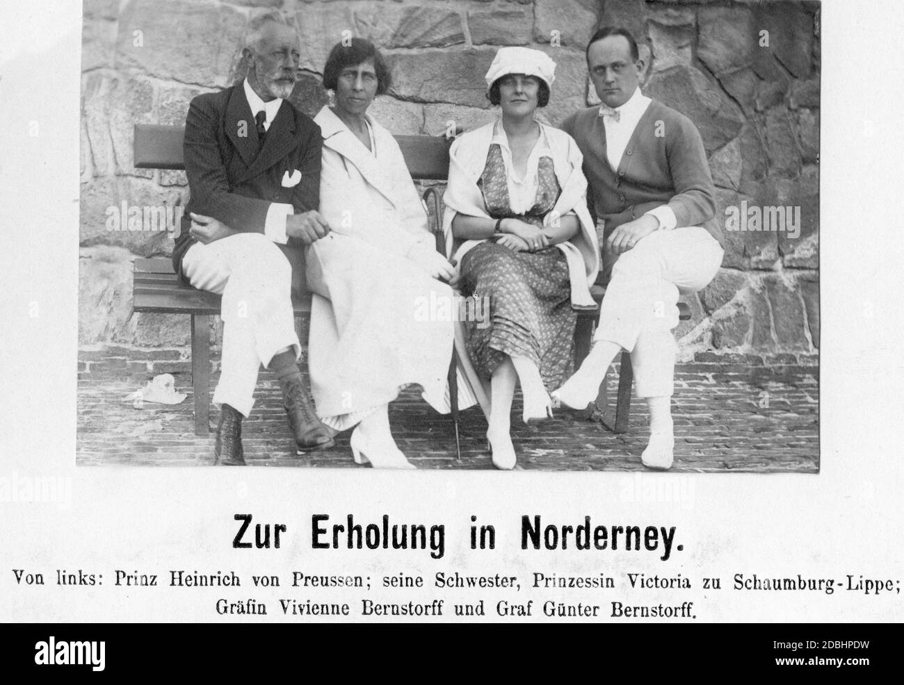 Von links nach rechts: Prinz Heinrich von Preußen, Prinzessin Viktoria von Schaumburg-Lippe (geb. Preußen), Gräfin Vivienne Bernstorff und Graf Günter Bernstorff. Sie sind im Urlaub in Norderney auf den Ostfriesischen Inseln. Stockfoto