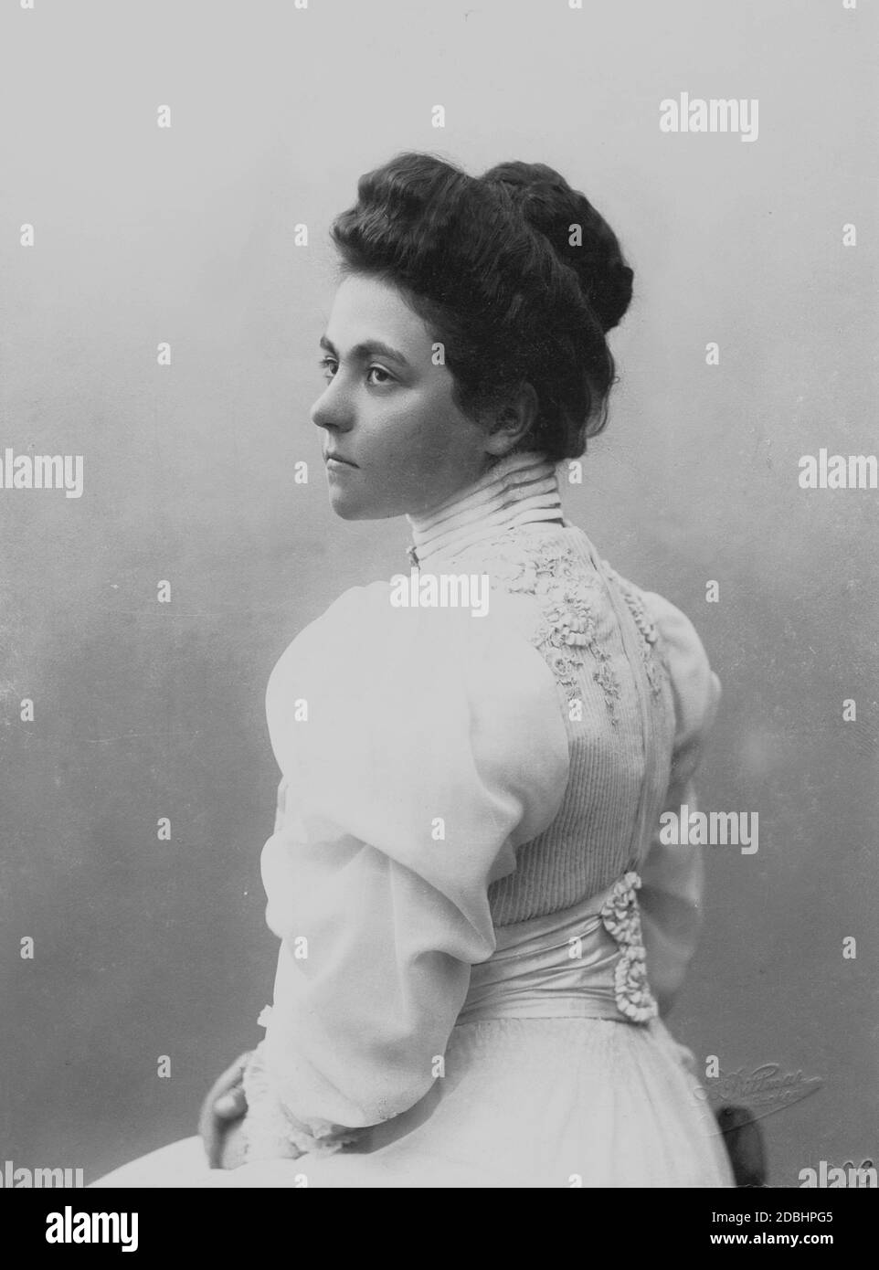 Fürstin Hermine Reuss Elder Line, die zweite Gemahlin Kaiser Wilhelms II., im Jahr vor ihrer Heirat mit Johann Georg von Schoenaich-Carolath. Das Foto wurde 1906 vom Münchner Hoffotografen B. Dittmar aufgenommen. Stockfoto