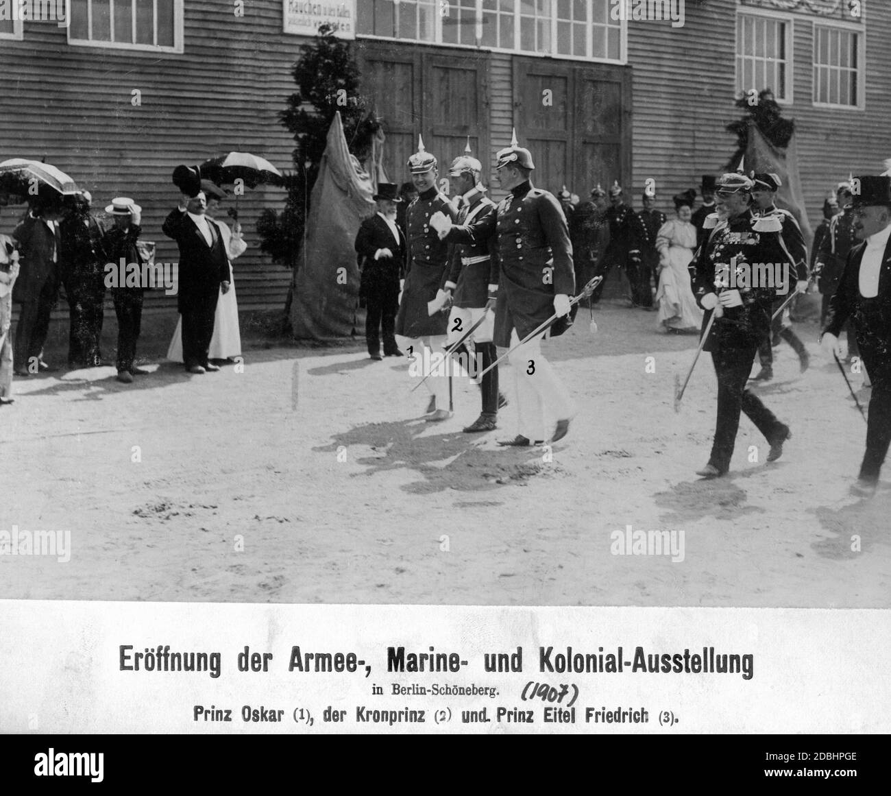 Prinz Oskar (1), Kronprinz Wilhelm (2) und Prinz Eitel Friedrich (3) bei der Eröffnung der Armee-, Marine- und Kolonialausstellung in Berlin. Die Bürger grüßen, indem sie ihre Hüte ziehen. Stockfoto