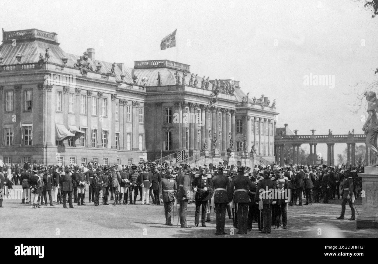 Der deutsche Kaiser Wilhelm I. (Vordergrund) im Gespräch mit einer Gruppe von Offizieren bei einer Parade vor dem Potsdamer Stadtpalais. Stockfoto