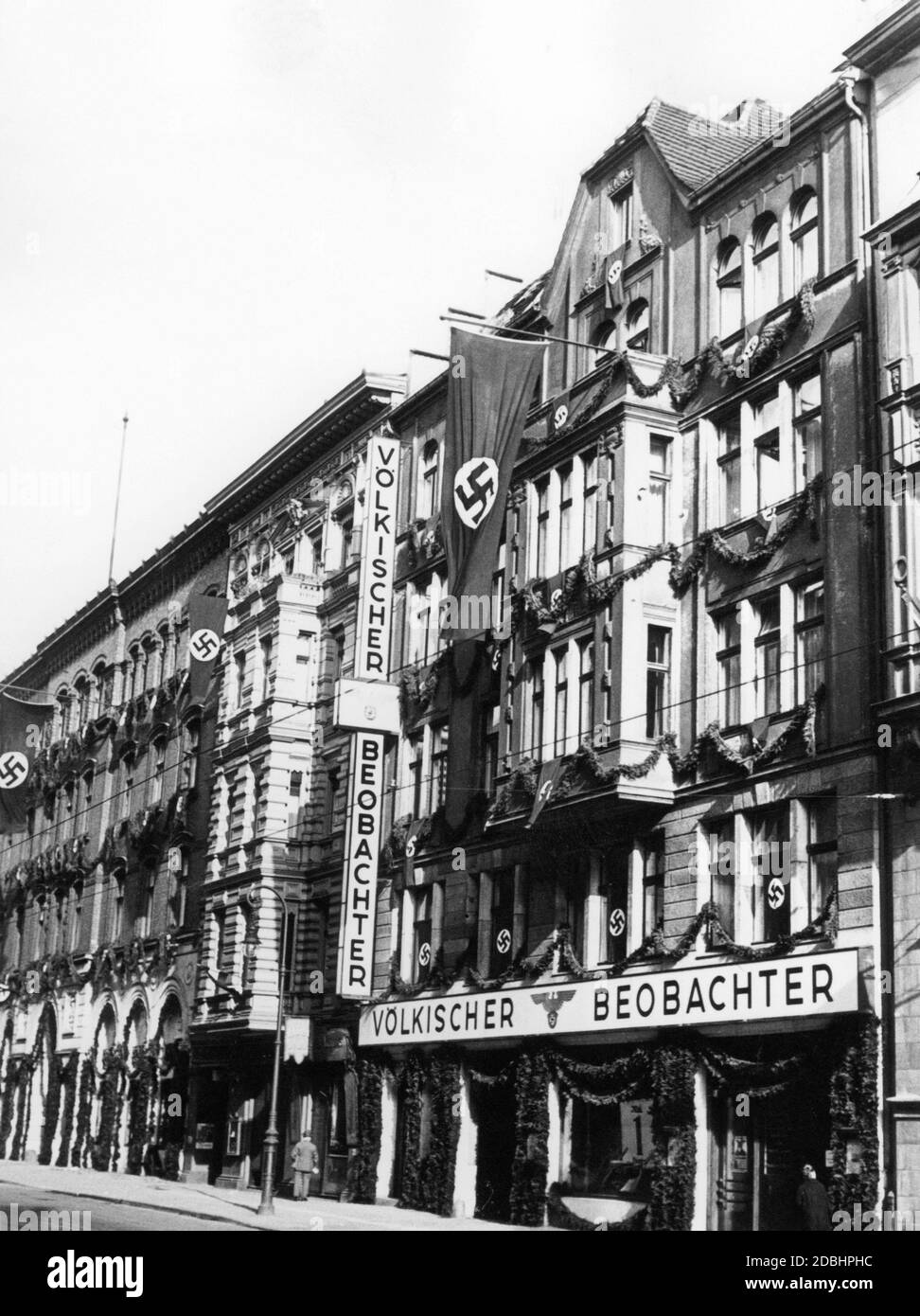 Der Berliner Verlag der NSDAP, geschmückt mit Fahnen anlässlich des 1. Mai, dem Tag der nationalen Arbeit. Stockfoto