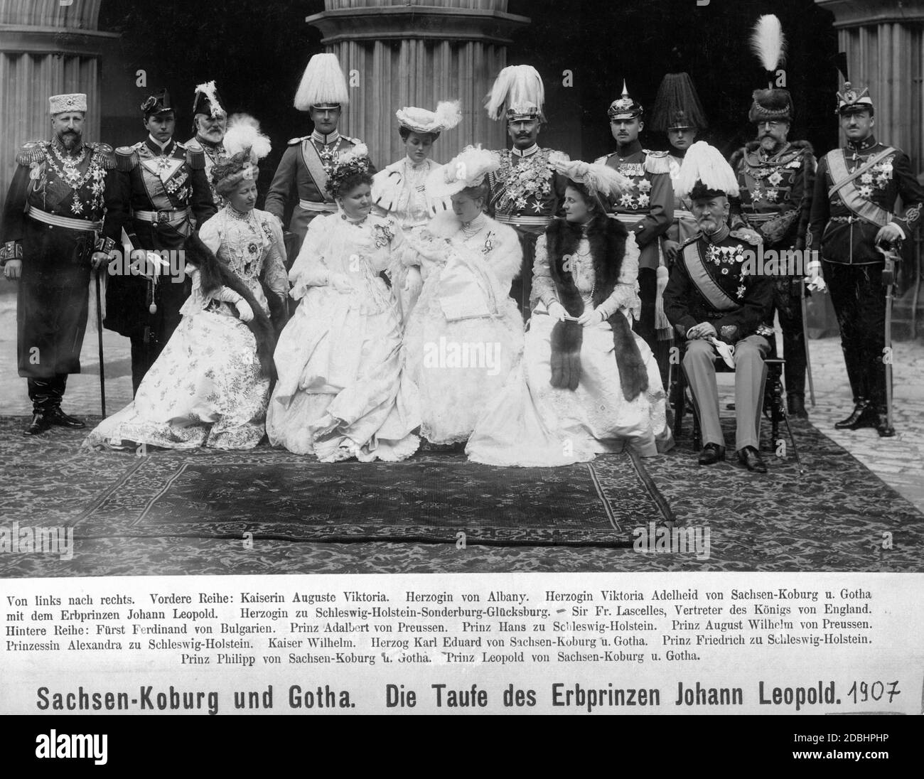 Bei der Taufe des Erbprinzen von links: Kaiserin Augusta Victoria, Herzogin von Albany, Herzogin Victoria Adelaide von Sachsen-Coburg und Gotha mit dem Erbprinzen, Herzogin Schleswig-Holstein-Sonderburg-Gluecksburg, Sir Fr. Lascelles (Vertreter des Königs von England). Hintere Reihe: Prinz Ferdinand von Bulgarien, Prinz Adalbert von Preußen, Prinz Hans von Schleswig-Holstein, Prinz August Wilhelm von Preußen, Prinzessin Alexandra von Schleswig-Holstein, Kaiser Wilhelm, Herzog Karl Eduard von Sachsen-Coburg und Gotha, Prinz Friedrich von Schleswig-Holstein, Prinz Philipp von Sachsen-Coburg und Stockfoto